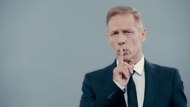 Hombre Negocios Mostrando Shh Señalando Con Dedo Reloj Pulsera — Vídeos de Stock