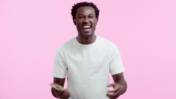 Slow Motion Van Afro Amerikaanse Man Houdt Dollars Geïsoleerd Roze — Stockvideo