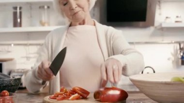 gülümseyen kadın kesim biber 