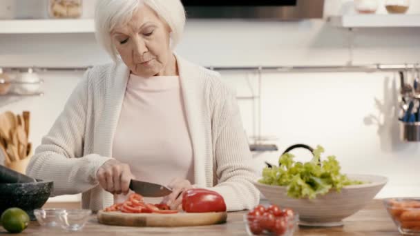 Mujer Sonriente Corte Pimiento — Vídeo de stock