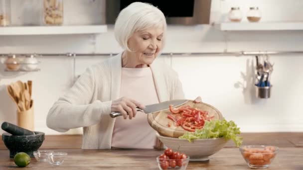 Mulher Sorrindo Adicionando Pimentão Salada — Vídeo de Stock