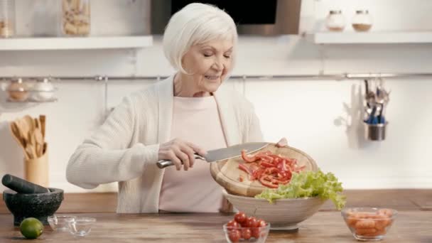 Mujer Sonriente Añadiendo Pimiento Ensalada — Vídeo de stock