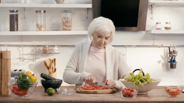 Leende Kvinna Skär Paprika — Stockvideo