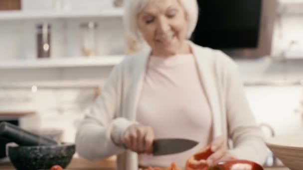 Lachende Vrouw Snijden Paprika — Stockvideo