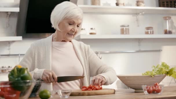 Lächelnde Frau Schneidet Kirschtomaten — Stockvideo