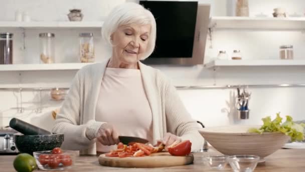 Mujer Sonriente Corte Pimiento — Vídeo de stock