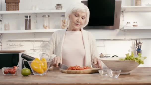 Smiling Woman Adding Cut Bell Pepper Bowl — Stock Video