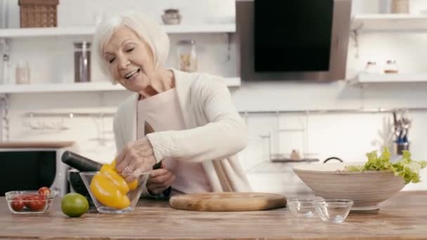 Mulher Sorrindo Tomar Cortar Pimentão — Vídeo de Stock