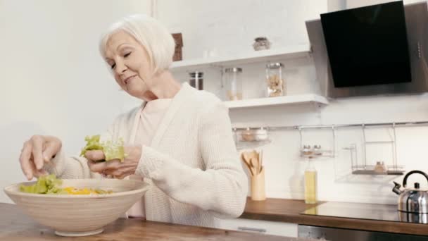 Mulher Sorrindo Adicionando Alface Salada — Vídeo de Stock