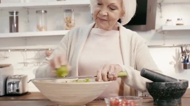 Leende Kvinna Riva Kalk Till Sallad — Stockvideo