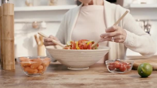 Glimlachende Vrouw Mengen Salade Thanksgiving — Stockvideo