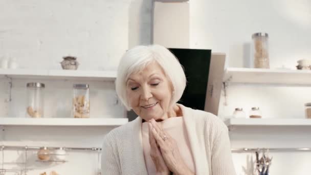 Mujer Sonriente Oliendo Sabroso Pavo — Vídeo de stock
