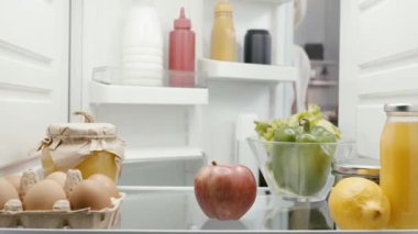 Gülümseyen kadın elmayı alıp yesin. 