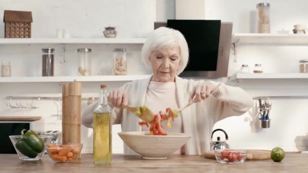Glimlachende Vrouw Mengt Salade Met Thanksgiving — Stockvideo