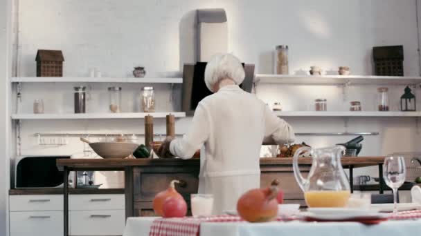 Mulher Sorrindo Colocando Salada Mesa Milho — Vídeo de Stock