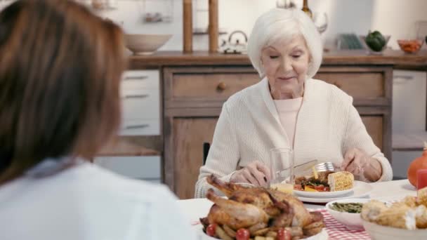 妇女在餐桌边谈话和坐下的选择性焦点 — 图库视频影像
