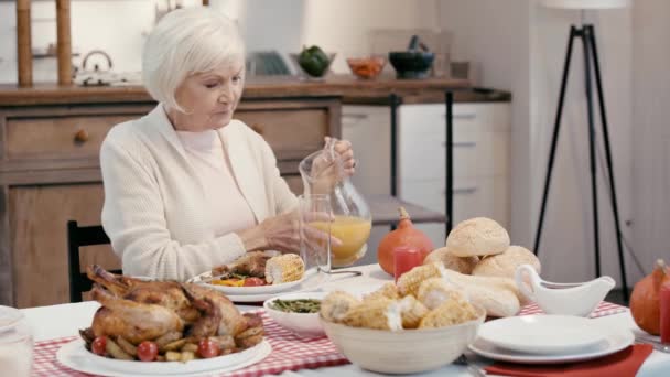 Glimlachende Vrouw Drinkt Sap Eet Voedsel — Stockvideo