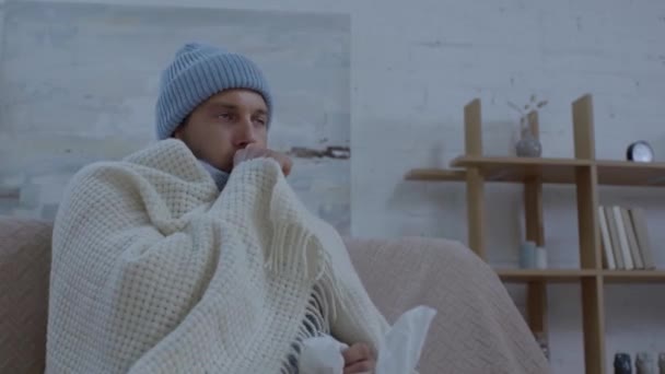 Больной Человек Теплой Шляпе Кашляет Чихает Время Обертывания Одеяло — стоковое видео