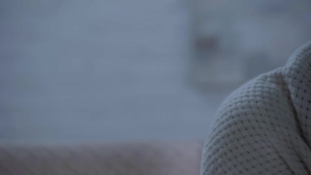 Толстый Человек Теплой Шляпе Обертывание Одеяло Измерение Температуры — стоковое видео