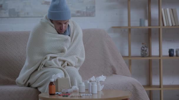 Homem Grosso Sentado Lado Mesa Com Medicamentos Espirrando Embrulhando Cobertor — Vídeo de Stock