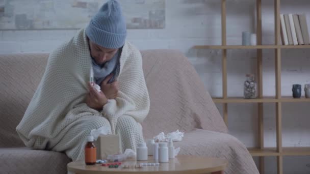 Homem Doente Sentado Lado Mesa Com Medicamentos Medir Temperatura — Vídeo de Stock