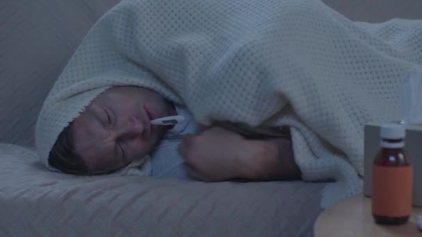 Orang Sakit Berbaring Sofa Membungkus Selimut Dan Mengukur Suhu — Stok Video