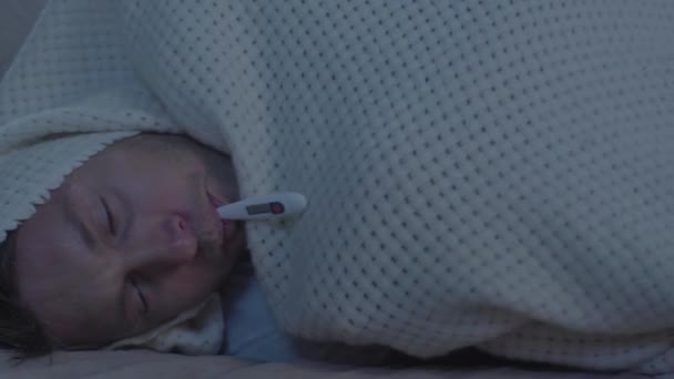 Beteg Ember Fekvő Kanapén Közelében Asztal Gyógyszerekkel Hőmérséklet Mérése — Stock videók