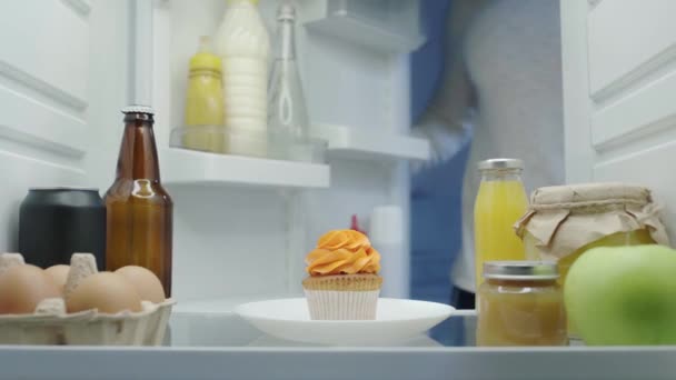 Orang Lapar Mengambil Kue Dengan Krim Kocok Dari Kulkas — Stok Video