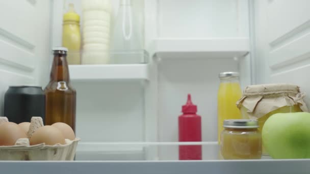Hungriger Mann Schaut Kühlschrank Nimmt Nichts Und Schließt Tür — Stockvideo
