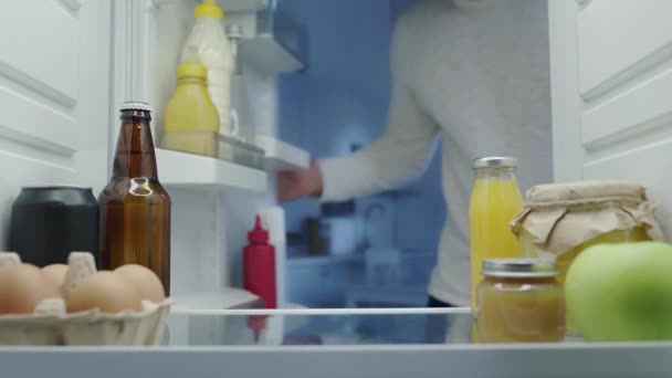 Homem Sedento Olhando Geladeira Tomando Cerveja Fechando Porta — Vídeo de Stock