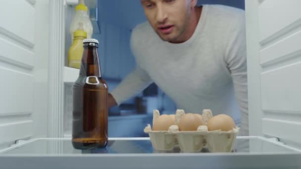 Hombre Sediento Mirando Nevera Tomando Cerveza Cerrando Puerta — Vídeos de Stock