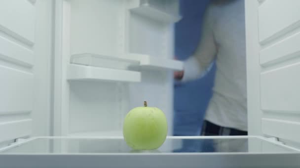 Πεινασμένος Άνθρωπος Που Παίρνει Φρέσκο Μήλο Από Άδειο Ψυγείο — Αρχείο Βίντεο
