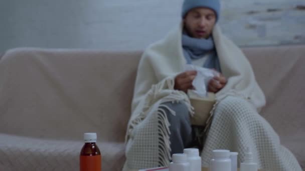 Hombre Enfermo Estornudando Mientras Está Sentado Cerca Mesa Con Medicamentos — Vídeos de Stock