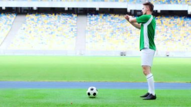 Futbolcuların yan görünümü elleri ısıtıyor 