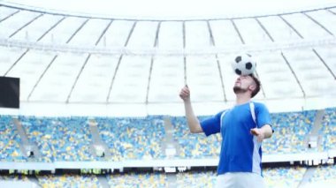 Futbolcu kafası ile top sektiriyor 
