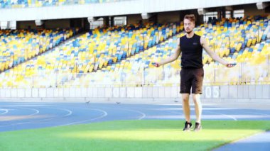 Atlayan sporcu ip atlıyor.