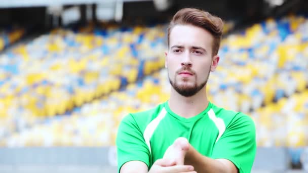 Joueur Football Échauffer Les Mains Cou — Video