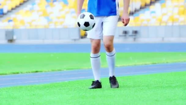 Recortado Vista Futbolista Rebotando Pelota — Vídeos de Stock