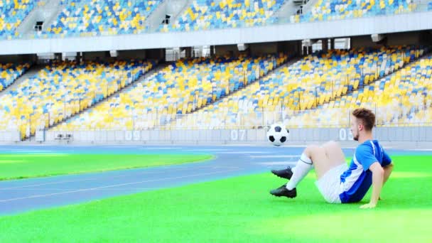 Ποδοσφαιριστής Κάθεται Και Γερός Μπάλα — Αρχείο Βίντεο