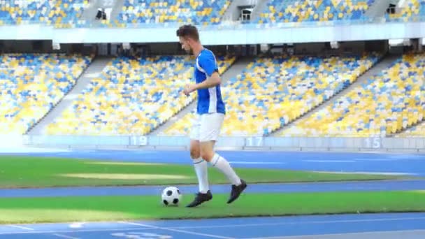 Jugador Fútbol Jugando Con Pelota — Vídeos de Stock