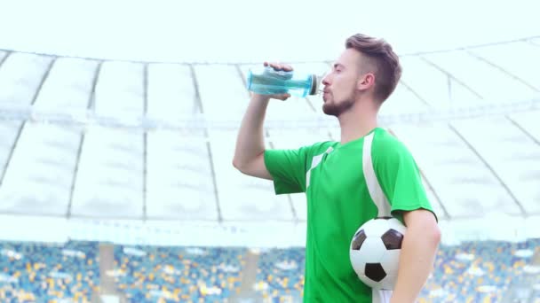 Jugador Fútbol Sosteniendo Pelota Agua Potable — Vídeos de Stock