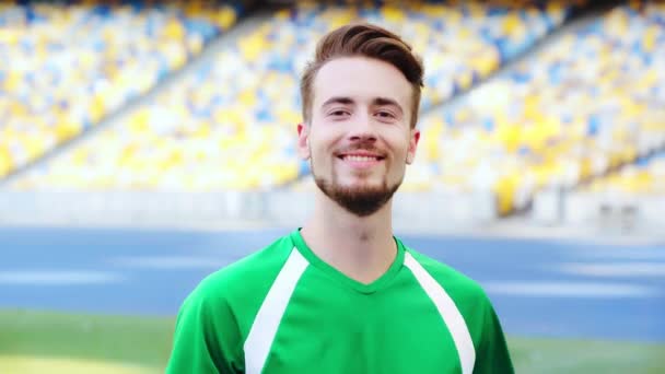 Sonriente Jugador Fútbol Lanzando Pelota — Vídeos de Stock