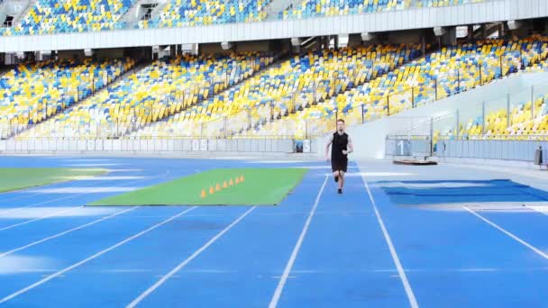 Löpare Sportkläder Löpning Stadion — Stockvideo