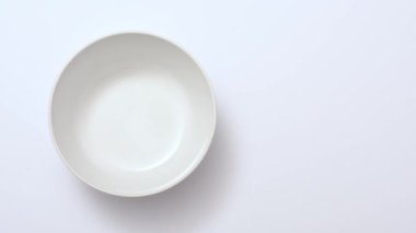 Mısır gevreği, süt, meyve ve fındıklı fındık içeren kasenin hareketini durdur 