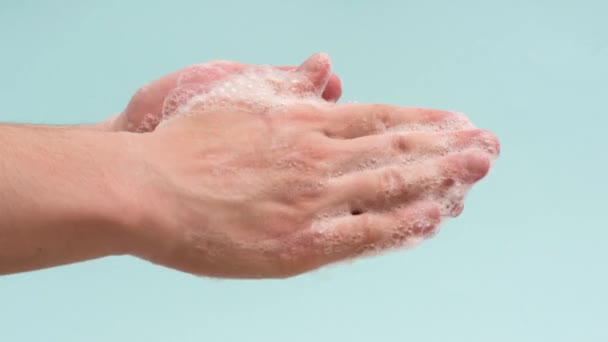 Σταματήστε Κίνηση Animation Του Ανθρώπου Πλύσιμο Των Χεριών Απομονώνονται Μπλε — Αρχείο Βίντεο