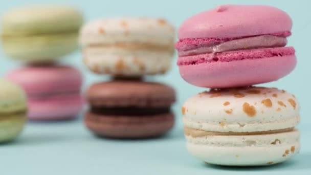 Pare Animação Movimento Macarons Coloridos Girando Torno Azul — Vídeo de Stock