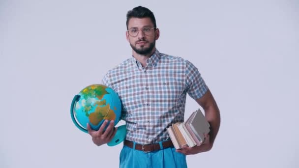 Nerd Envergonhado Óculos Com Livros Globo Isolado Branco — Vídeo de Stock