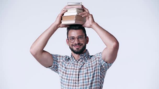 Uśmiechnięty Nerd Okularach Koszuli Kratę Książkami Głowie Odizolowane Białym — Wideo stockowe