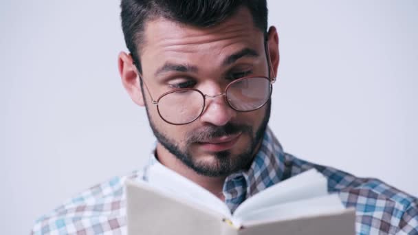 Nerd Óculos Xadrez Livro Leitura Camisa Isolada Branco — Vídeo de Stock