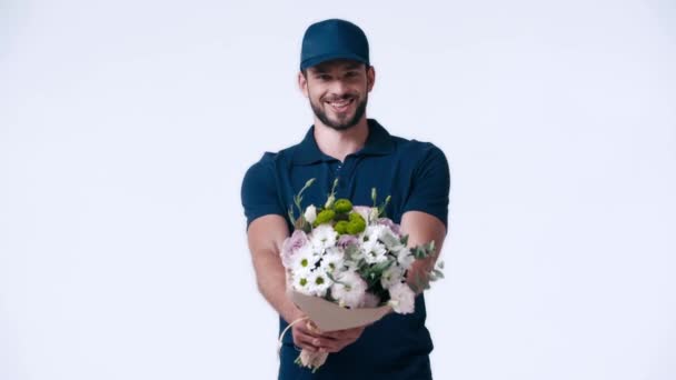 Leende Leverans Man Blå Uniform Ger Blommor Isolerad Vit — Stockvideo